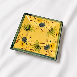 Ceramiche gialle realizzate a mano, decorazione in stile country francese.