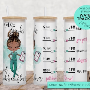 Puede incluir: Un vaso de seguimiento de agua recto de 20/25 onzas con una ilustración de dibujos animados de una enfermera con uniforme y guantes de goma. El vaso tiene una tapa de madera y una pajita. El texto "Water. Scrubs. and rubber gloves" está impreso en el vaso. El texto "20/25 ounce straight water tracker! Kyleen Designs" está impreso en la parte superior del vaso.