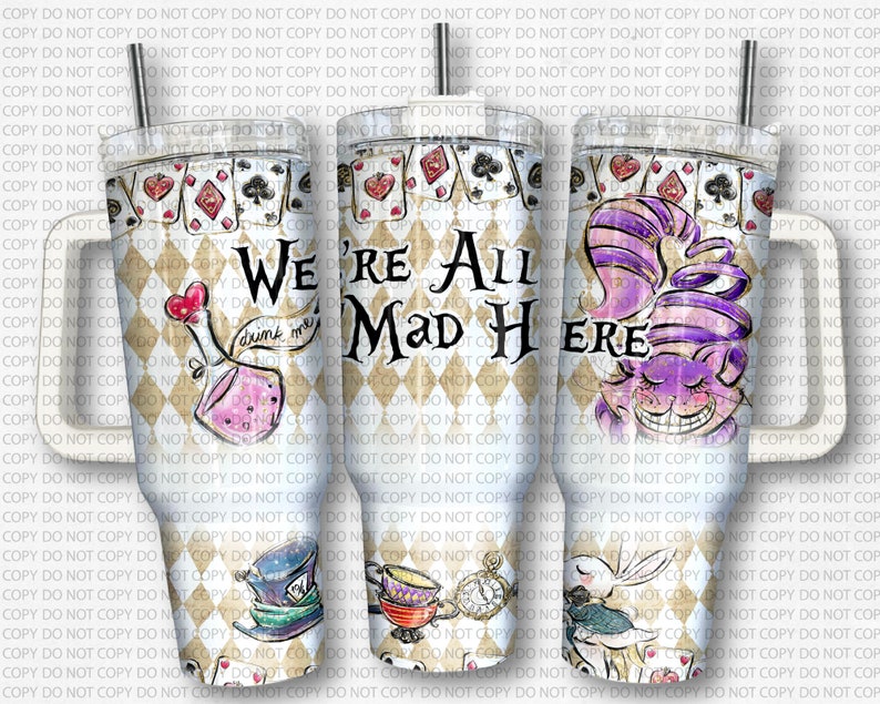 Może przedstawiać: Biały kubek z uchwytem i słomką. Kubek ma wz&oacute;r w kratkę z cytatem "We're All Mad Here" i obrazami postaci z Alicji w Krainie Czar&oacute;w, w tym Kota z Cheshire, Szalonego Kapelusznika i Kr&oacute;lowej Kier.