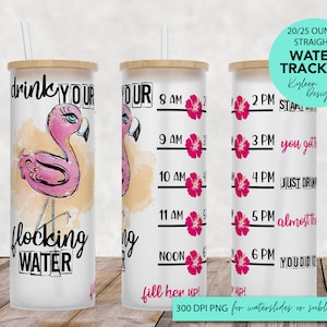 Puede incluir: Tres vasos rectos rastreadores de agua de 591-739 ml. Uno de ellos presenta un diseño de flamenco rosa y el texto «drink YOUR flocking WATER». Los otros tienen un rastreador de ingesta de agua con flores de hibisco rosas.