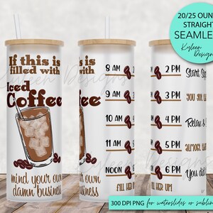 Puede incluir: Un vaso recto blanco de 20 o 25 onzas con una tapa de madera marrón. El vaso tiene un diseño que dice "If this is filled with Iced Coffee mind your own damn business". El vaso también tiene un dibujo de un vaso de café helado con una pajita. El vaso está sobre una superficie de madera.