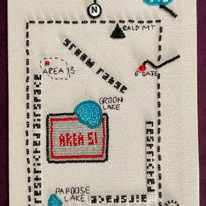 Mapa da Área 51, arte original em contas, assinada pelo artista Mel Z