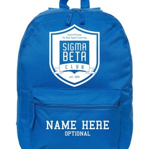 Könnte beinhalten: Ein königsblauer Rucksack mit einer Reißverschlusstasche vorne und einem oberen Griff. Der Rucksack hat ein weißes Schildlogo mit dem Text "SIGMA BETA CLUB" und "est. 1950". Darunter steht "NAME HERE OPTIONAL".