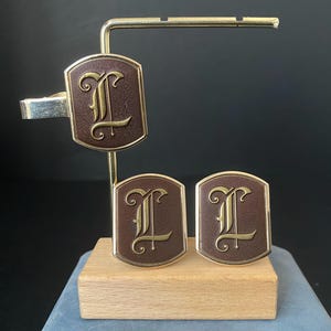 A0108 Vintage SWANK Calligraphy Monogram Cufflinks and Tie Bar Set / Large Gold Tone Initial Cufflinks / Men&#39;s Gift Set