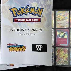 Peut inclure: Une liste de contrôle blanche et noire pour le set de cartes à collectionner Pokémon Surging Sparks, sorti en novembre 2024. La liste de contrôle présente le logo du set et le texte "SSP".