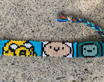 Bracelet en macramé Finn Jake et BMO inspiré d'Adventure Time