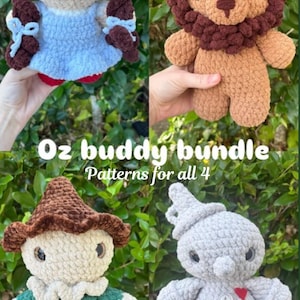 Puede incluir: Colección de cuatro muñecos de ganchillo inspirados en los personajes de El Mago de Oz. Los muñecos incluyen a Dorothy, un león, un espantapájaros y el Hombre de Hojalata. Los muñecos son de varios colores, incluyendo azul, marrón, verde y gris. El texto "Oz buddy bundle" es visible.