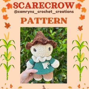 Puede incluir: Un patrón de ganchillo de espantapájaros con el texto "SCARECROW PATTERN" y el nombre de usuario del vendedor en las redes sociales. El espantapájaros es beige, marrón y verde, con sombrero, camisa y pantalón. La imagen tiene un tema otoñal con hojas, mazorcas de maíz y una calabaza.
