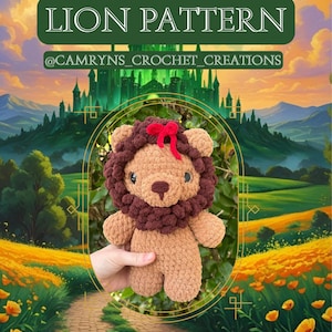 Puede incluir: Un patrón de león tejido a ganchillo con una melena marrón y un lazo rojo. El texto "LION PATTERN" se muestra encima del nombre de usuario del creador, sobre un fondo de un paisaje de fantasía con un campo de flores amarillas y un castillo verde.