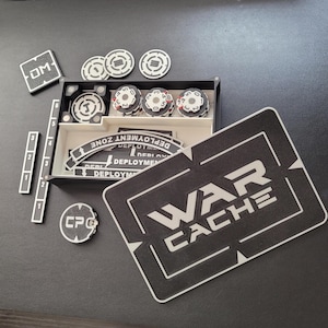 OORLOG CACHE – Modulaire Wargaming-dobbelsteenbak en opberger voor accessoires | Geladen of leeg | Aanpasbare kleuren, logo en inzetstuk | Battle Ready-gamebox