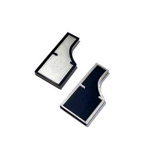 Peut inclure: Deux objets asymétriques de forme rectangulaire avec un coin entaillé. L'un présente un cadre noir avec une surface argentée à texture diagonale. Le second présente un cadre argenté avec une surface noire lisse et unie.