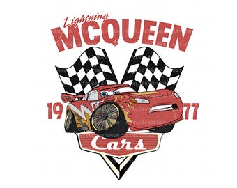Op de afbeelding: Rode raceauto met de woorden "Lightning McQueen" en "Cars" in een vintage grafische stijl. De auto is omringd door geblokte vlaggen en de nummers 19 en 77.