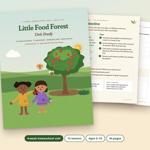 Może przedstawiać: Przewodnik do nauki Little Food Forest przedstawiający zielony krajobraz z drzewem owocowym, dwojgiem dzieci, motylem, pszczołą i biedronką. Okładka zawiera tekst Little Food Forest Unit Study oraz 12 praktycznych lekcji.