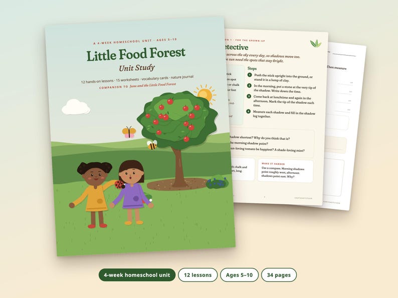 Może przedstawiać: Przewodnik do nauki Little Food Forest przedstawiający zielony krajobraz z drzewem owocowym, dwojgiem dzieci, motylem, pszczołą i biedronką. Okładka zawiera tekst Little Food Forest Unit Study oraz 12 praktycznych lekcji.
