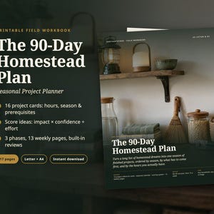 Puede incluir: Un cuaderno de campo imprimible titulado The 90-Day Homestead Plan: Seasonal Project Planner. El documento tiene 17 p&aacute;ginas, incluyendo 16 tarjetas de proyecto, ideas de puntuaci&oacute;n y 13 p&aacute;ginas semanales. La portada muestra una cocina con frascos.