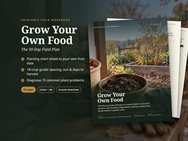K&ouml;nnte beinhalten: Ein druckbares Arbeitsbuch mit dem Titel Grow Your Own Food: The 30-Day Field Plan. Das Cover zeigt einen Garten mit einer Schale Erde. Es enth&auml;lt einen Pflanzplan, einen Leitfaden f&uuml;r 18 Kulturen und 15 Problemdiagnosen auf 29 Seiten.