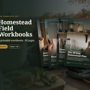 Pode incluir: Um conjunto de quatro cadernos de exerc&iacute;cios imprim&iacute;veis Homestead Field Workbooks totalizando 93 p&aacute;ginas. O texto da capa diz The Complete Set Homestead Field Workbooks, 4 printable workbooks, 93 pages, Save $13, Letter + A4, Growing Your Own, Ready, Home Systems e The 90-Day Homestead Plan.