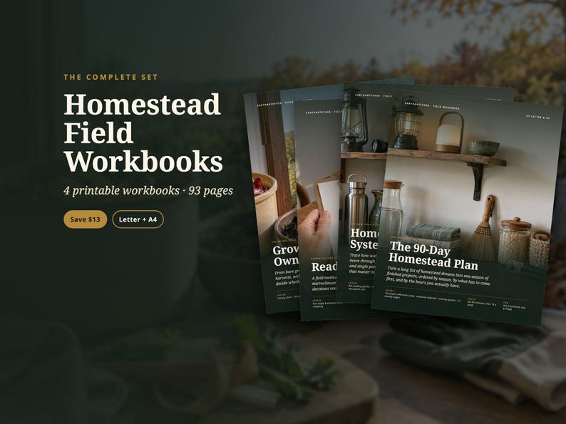 Pode incluir: Um conjunto de quatro cadernos de exerc&iacute;cios imprim&iacute;veis Homestead Field Workbooks totalizando 93 p&aacute;ginas. O texto da capa diz The Complete Set Homestead Field Workbooks, 4 printable workbooks, 93 pages, Save $13, Letter + A4, Growing Your Own, Ready, Home Systems e The 90-Day Homestead Plan.