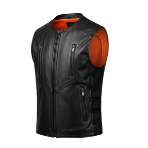 Puede incluir: Un chaleco de cuero negro con cierre de cremallera completa y m&uacute;ltiples bolsillos con cremallera. El chaleco tiene un forro naranja y correas negras en los laterales. Este chaleco de estilo motero est&aacute; dise&ntilde;ado para un look elegante y atrevido.