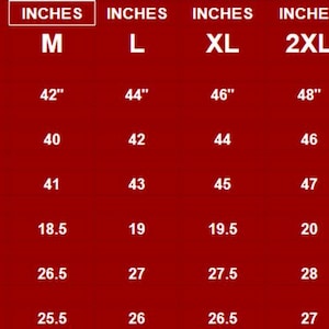 Puede incluir: Un gr&aacute;fico rojo muestra las medidas de trajes en pulgadas. Las tallas van de XS a 5XL, con medidas de pecho de 96,5 cm a 137,2 cm, cintura de 91,4 cm a 132,1 cm y cadera de 94 cm a 134,6 cm. Tambi&eacute;n se proporcionan medidas de hombros, largo y brazo.