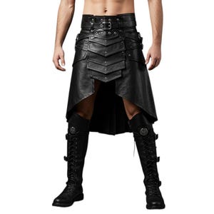 Puede incluir: Kilt de cuero negro con paneles superpuestos y cinturón con hebilla. El kilt tiene un diseño único con una abertura frontal y se combina con botas altas a juego con hebillas decorativas. Una declaración de moda audaz y vanguardista.