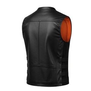 Puede incluir: Chaleco de cuero negro con forro de malla naranja. El chaleco tiene cuello alto, costuras verticales y correas negras en los laterales. La parte trasera del chaleco es visible.