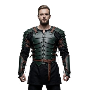 Peut inclure: Une personne portant une armure en cuir vert foncé et marron. L'armure comprend une plaque de poitrine, des protège-épaules et des brassards, tous fixés avec des sangles en cuir marron. La personne porte une chemise noire à manches longues.