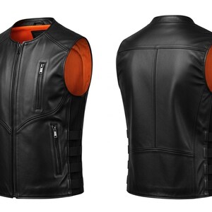 Puede incluir: Chaleco de cuero negro con interior naranja, mostrado de frente y de espalda. El chaleco tiene cierre de cremallera, dos bolsillos con cremallera y costuras decorativas. La parte trasera tiene costuras verticales y correas ajustables.