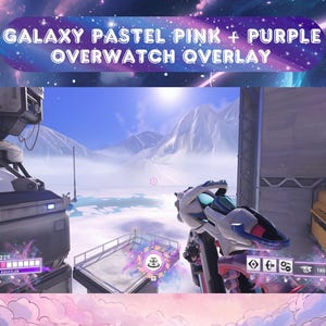 Puede incluir: Una ilustración digital de una galaxia con nubes de color rosa pastel y morado. La imagen presenta una pantalla de videojuego que muestra un paisaje nevado con un personaje sosteniendo un arma. El texto "GALAXY PASTEL PINK + PURPLE OVERWATCH OVERLAY" se muestra en la parte superior de la imagen.