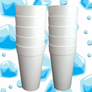 Può includere: Un set di dieci bicchieri di schiuma bianca impilati, perfetti per servire bevande fredde. I bicchieri sono disposti in due pile da cinque, con la base di ogni pila appoggiata su una superficie bianca. I bicchieri sono tutti della stessa dimensione e forma, e hanno una finitura bianca liscia.