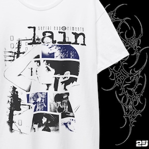 Puede incluir: Camiseta blanca con un diseño gráfico. El diseño presenta el texto "serial experiments Lain" sobre un collage de ilustraciones de estilo anime en negro, blanco y azul. Un diseño blanco abstracto está en el lado derecho.