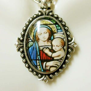 Madonna and child pendant and chain - AP05-226