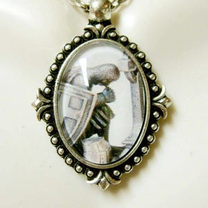 Knight templar in prayer pendant and chain - AP05-218