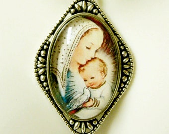 Madonna and child pendant and chain - AP26-177