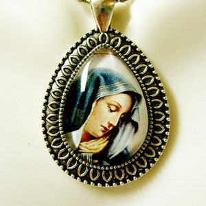 Our Lady of Sorrows pendant with chain - AP15-008