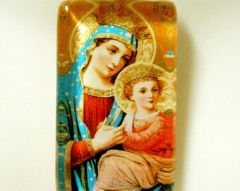 Puede incluir: Un collar de cadena de plata con un colgante de vidrio que presenta una pintura de la Virgen María sosteniendo a un bebé Jesús. El colgante tiene un fondo dorado y las figuras están pintadas en azul, rojo y blanco.