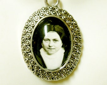 Saint Therese pendant and chain - AP05-457