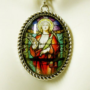 Sainte Agathe, patronne du cancer du sein et des infirmières, pendentif et chaîne - AP09-383