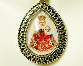 Infant of Prague teardrop pendant with chain - AP15-039