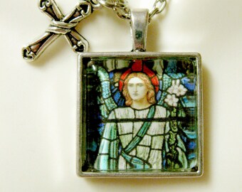 Aartsengel Gabriël: glas-in-loodraamhanger met bedel en ketting - AP28-035