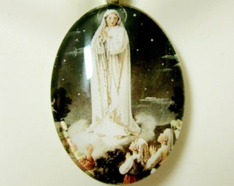 Our Lady of Fatima pendant with chain - GP04-117 cameo style