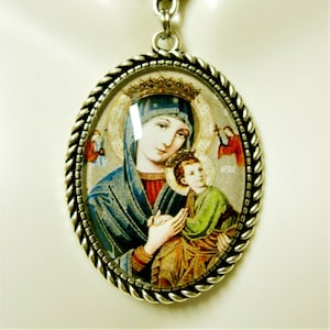 Könnte beinhalten: Silberkette mit einem silbernen ovalen Anhänger, der ein farbenfrohes Bild der Jungfrau Maria mit dem Jesuskind zeigt.