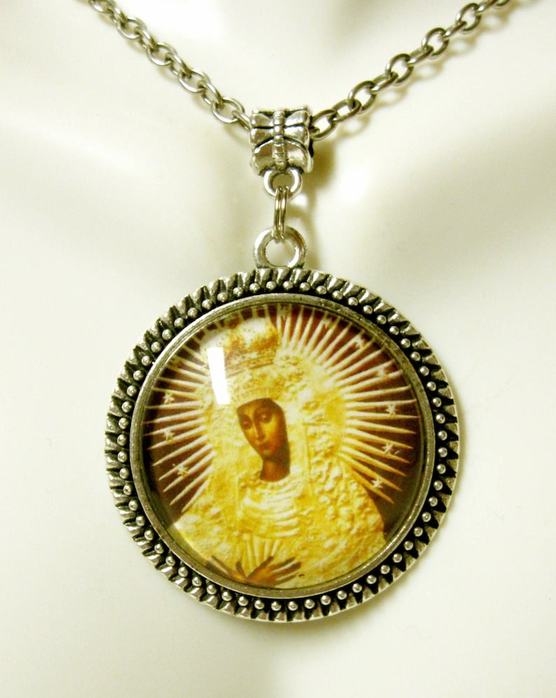 AP26-328 Black Madonna and child pendant and chain