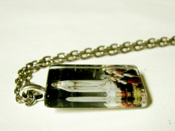 ファティマの聖母ステンドグラスペンダント チェーン付き - GP09-048