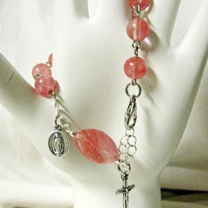 Pulsera rosario de diez años en cuarzo cereza - RB08-022 - Divina Misericordia - Nuestra Señora de Guadalupe