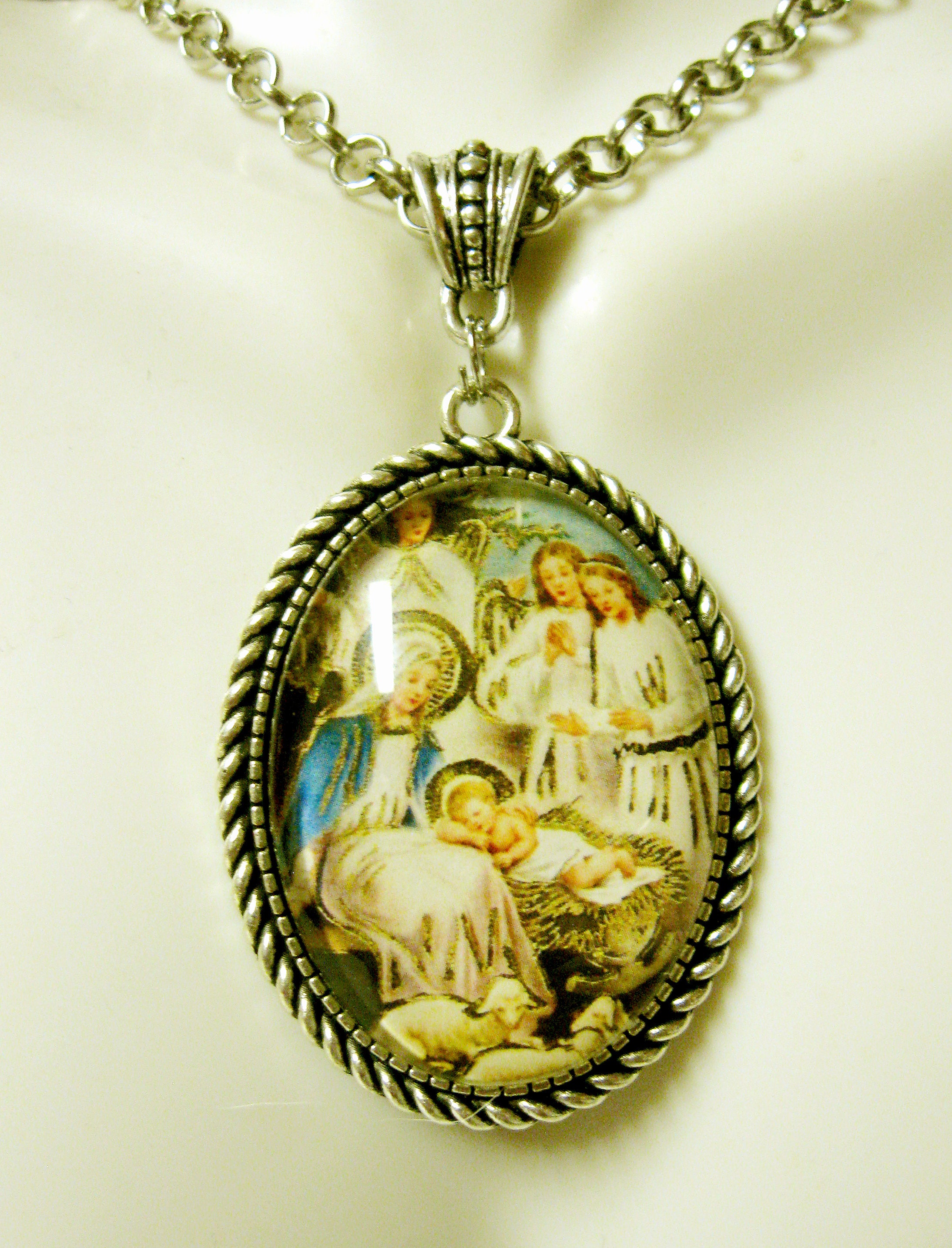 Nativity with angels pendant and chain AP34-002