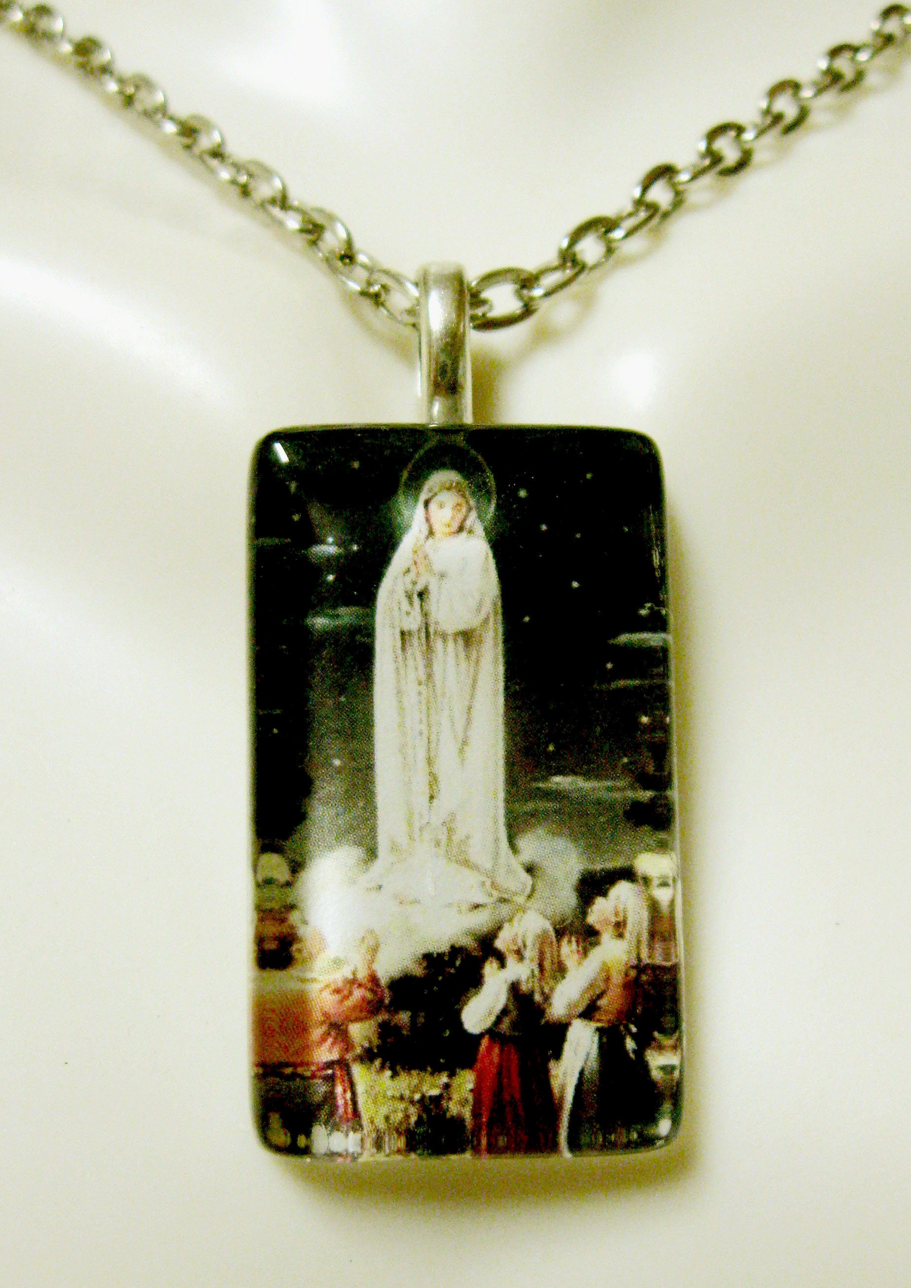 strong✨ファティマの聖母✨アンティーク★宗教ペンダント★チャーム★フ ファティマの聖母ステンドグラスペンダント チェーン付き - GP09-048