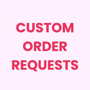 Könnte beinhalten: Eine hellrosa quadratische Grafik mit dem fetten, dunkelrosa Text CUSTOM ORDER REQUESTS, der in drei Zeilen zentriert ist. Die Typografie ist klar, serifenlos und in Großbuchstaben gehalten und bietet eine direkte Ankündigung für Sonderanfertigungen.
