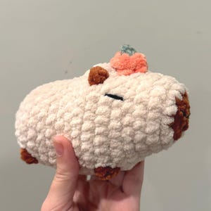 Peluche de capibara de ganchillo hecho a mano