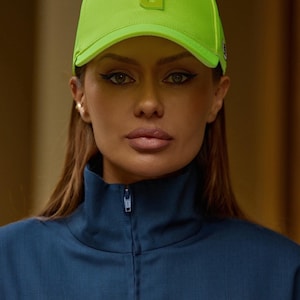 Neon B-pet van Victoria Bonya